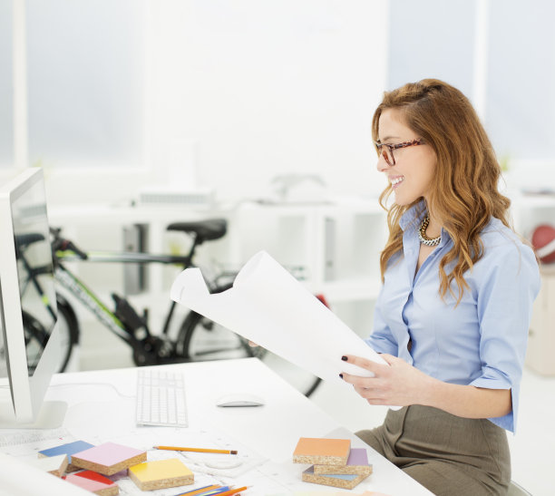 女建筑师看着蓝图。图片下载