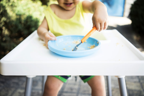 孩子吃自己图片下载