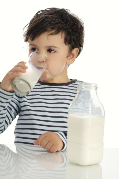 喝牛奶图片下载