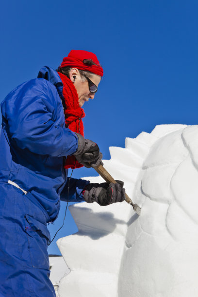 圣维吉里奥雪节，雕塑家在工作图片下载