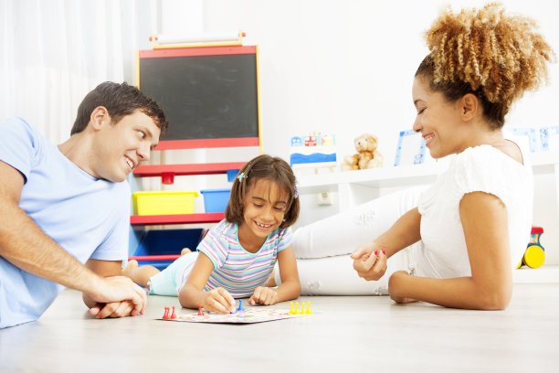 家庭在家里玩棋盘游戏。图片下载