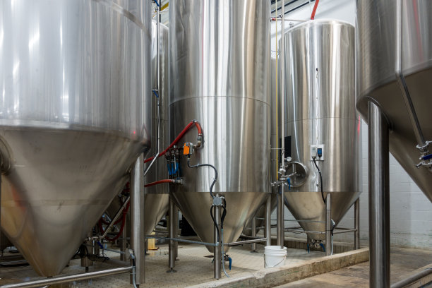 许多不锈钢容器在啤酒厂图片下载