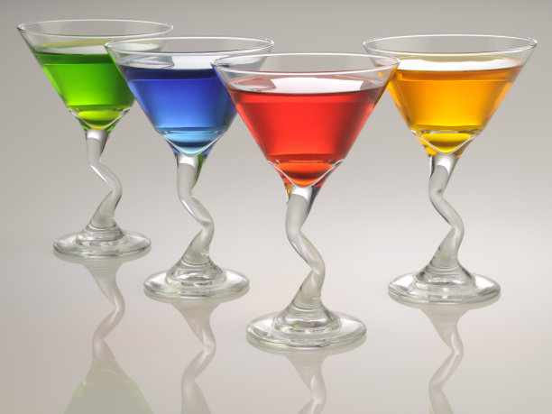四个彩色高脚杯马提尼，红，蓝，绿，黄图片下载