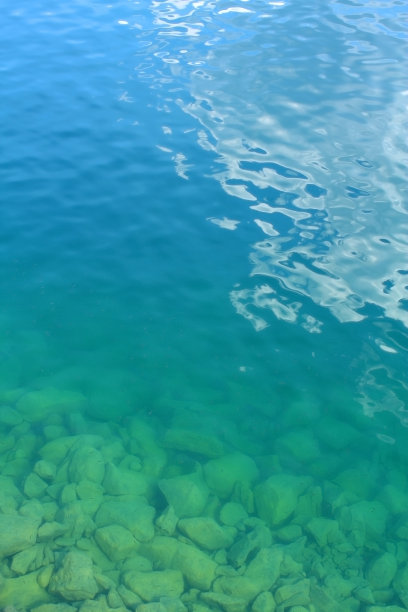 鲜艳的蓝色湖水图片下载