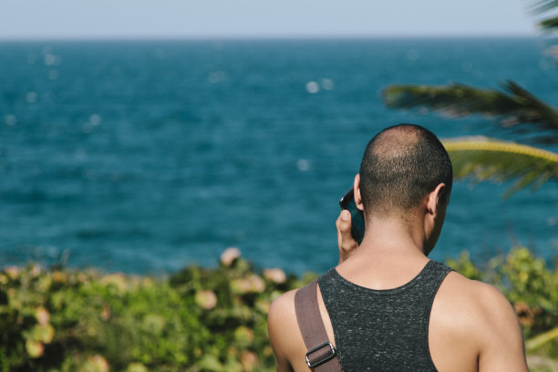 有人在沙滩上打电话图片下载