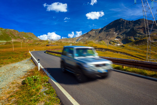 山路上动态模糊的汽车图片下载