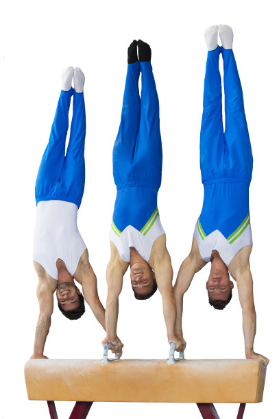 男子体操运动员在侧马上表演倒立图片下载