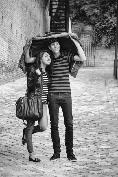 保护她不被雨淋图片下载