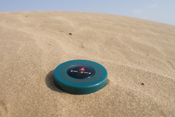 沙漠中央的指南针图片下载