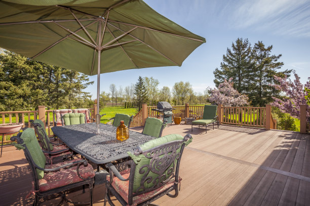 在春天邀请乡村甲板和后院图片下载