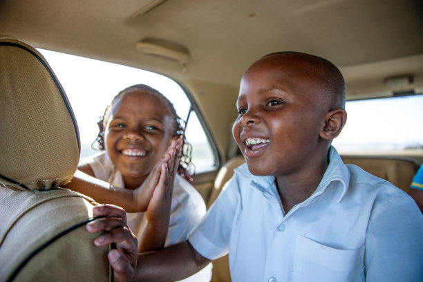 快乐的双胞胎在车里图片下载