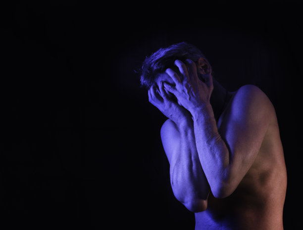 压力山大的男人捂住脸图片下载