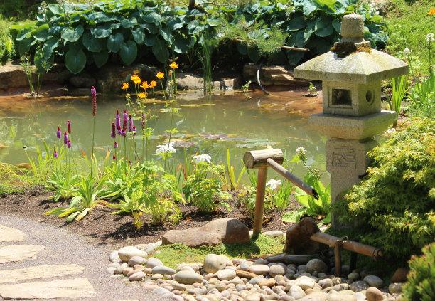 花园池塘边的花岗岩日式灯笼/惊鹿图片下载