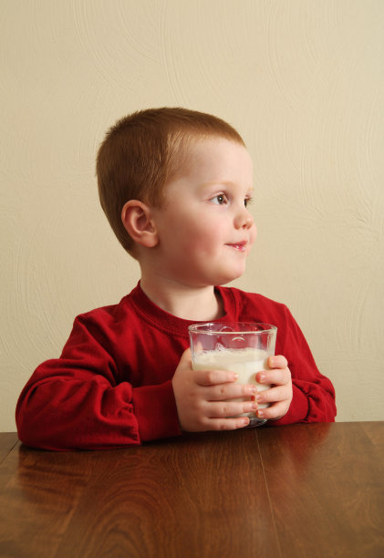 小男孩喝牛奶图片下载