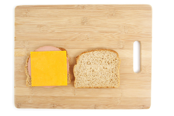 香肠和奶酪三明治在小麦面包上图片下载