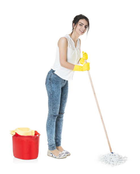 年轻的女管家如何用扫帚打扫和玩图片下载