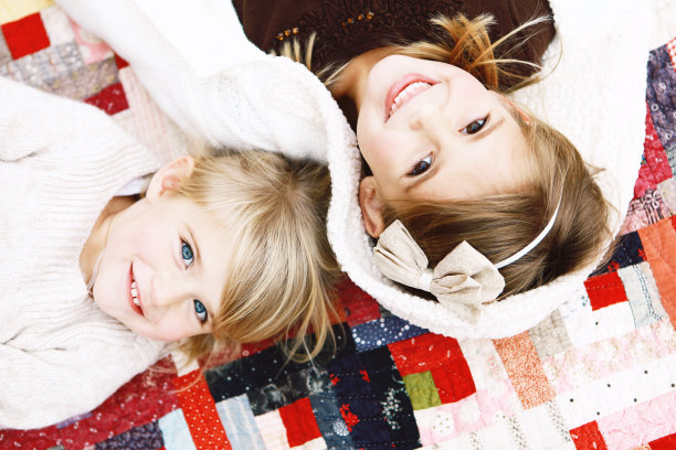 躺在被子上的小女孩图片下载