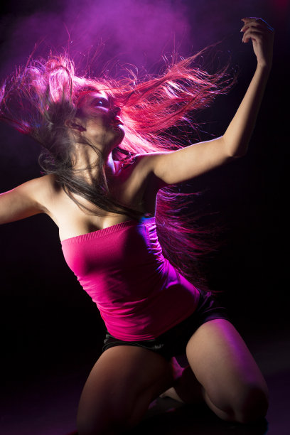 女孩听着音乐，在地板上跳舞图片下载