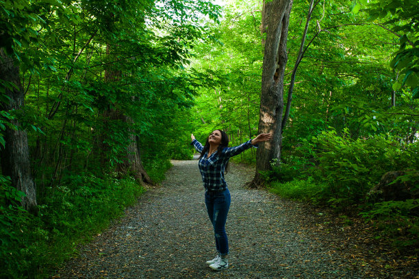 女人，仰着脸，享受自然图片下载