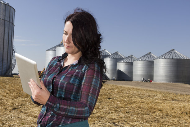 女农民和平板电脑图片下载