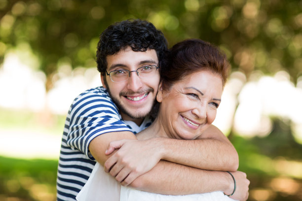 微笑的孙子和奶奶在一起图片下载