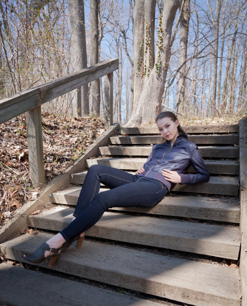 一个年轻的女性时装模特的全长肖像图片下载