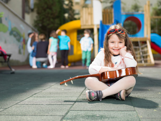 小女孩吉他手图片下载