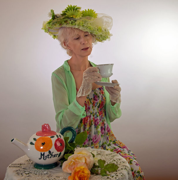 看着杯子的成年女性图片下载