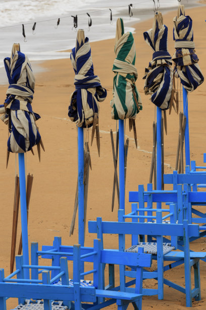 扎劳茨海滩上卷起的帐篷图片下载