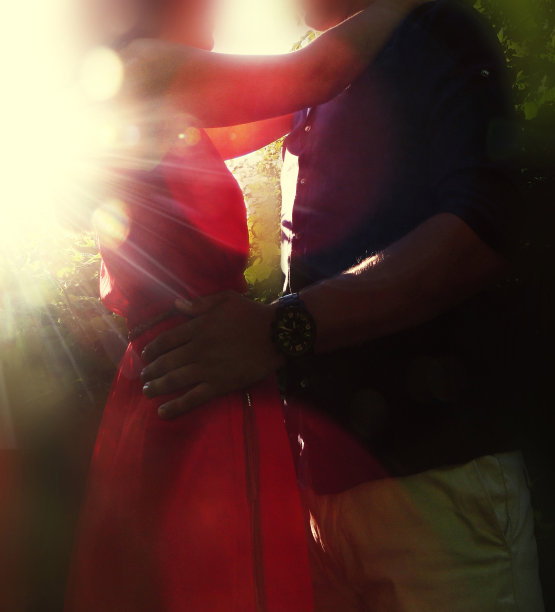 美丽的情侣在公园里拥抱图片下载