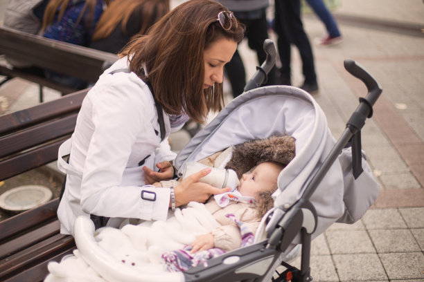 到街上吃午饭的时间了图片下载