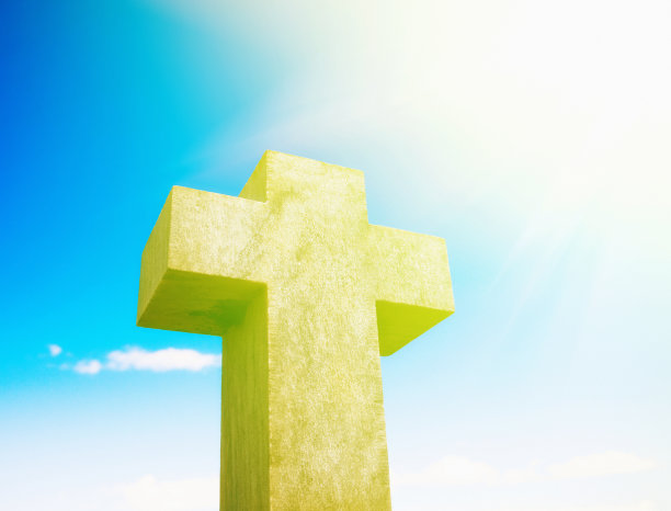 仰望阳光下的石雕十字架图片下载