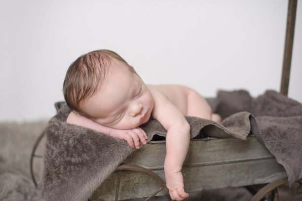 新生儿睡觉的男孩图片下载