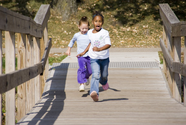 在码头上奔跑图片下载