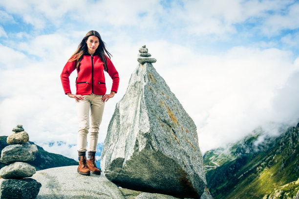 山顶上的年轻女子图片下载