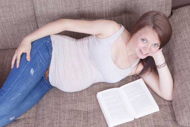 怀孕的女孩图片下载