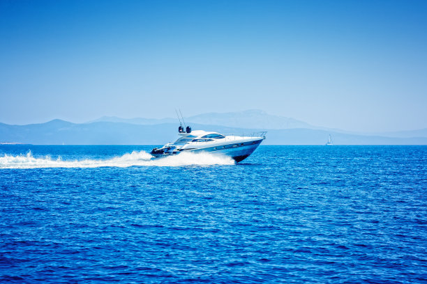 运动中的现代游艇图片下载