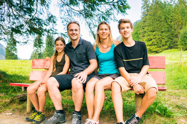 户外四口之家图片下载