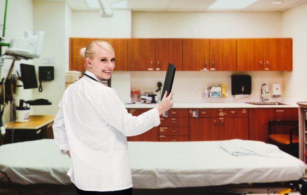 微笑的女医生在医院素材图片