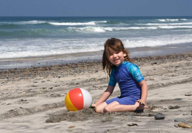 沙滩上的小女孩图片下载