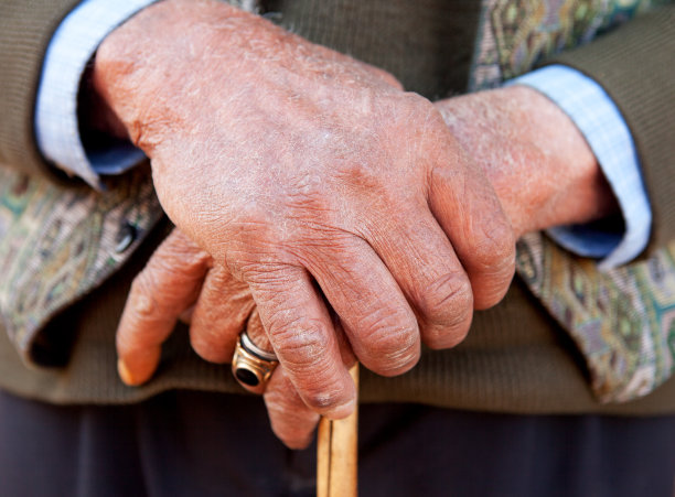 拄着木手杖的老人站着图片下载