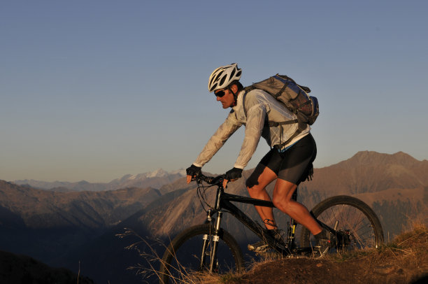 山地自行车手晚上图片下载