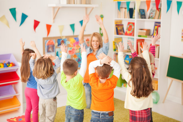 可爱的孩子在幼儿园。图片下载