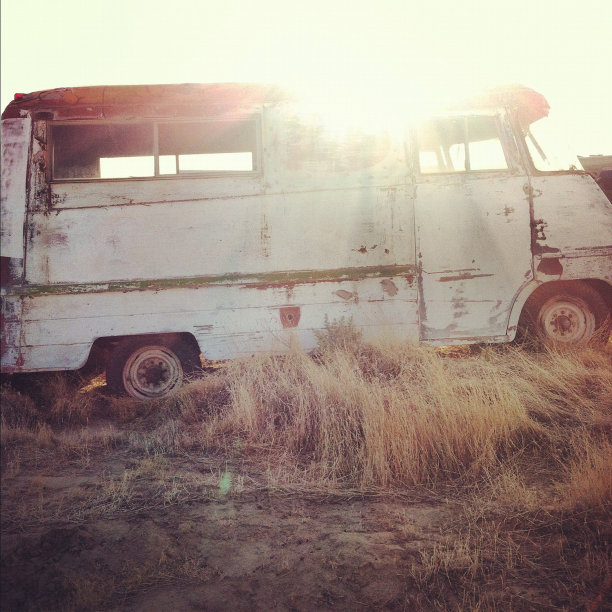 废弃的运货卡车图片下载