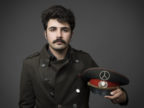 军官画像，帽子上有和平标志图片下载