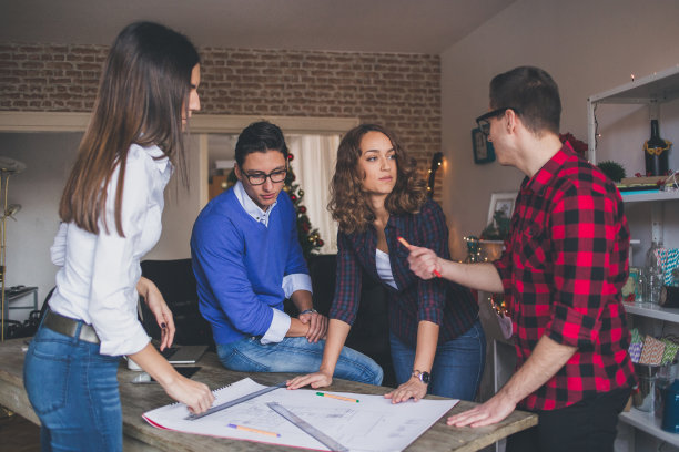 设计师在一起工作的好心情的照片图片下载