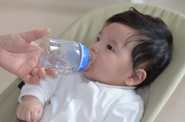 用奶瓶喂牛奶素材图片