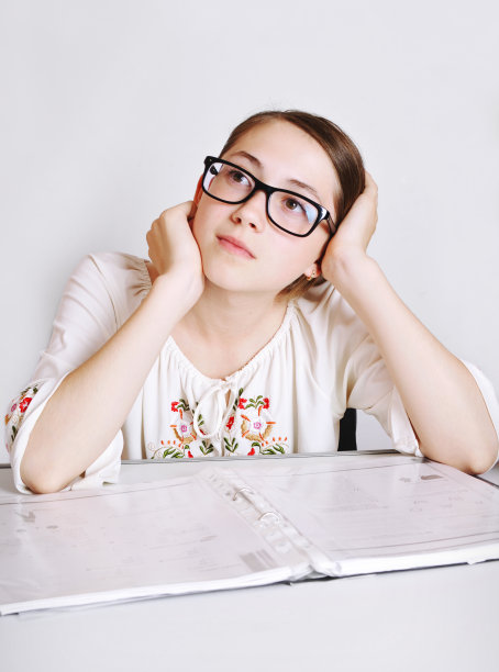 思考的学生图片下载