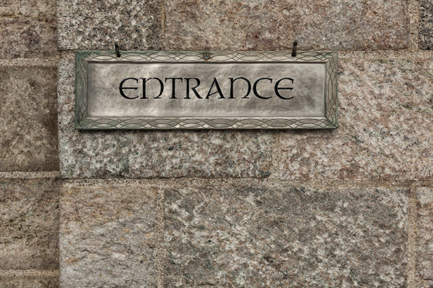 石墙上的入口标志图片下载