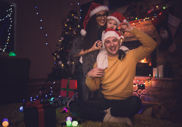 全家欢度平安夜图片下载